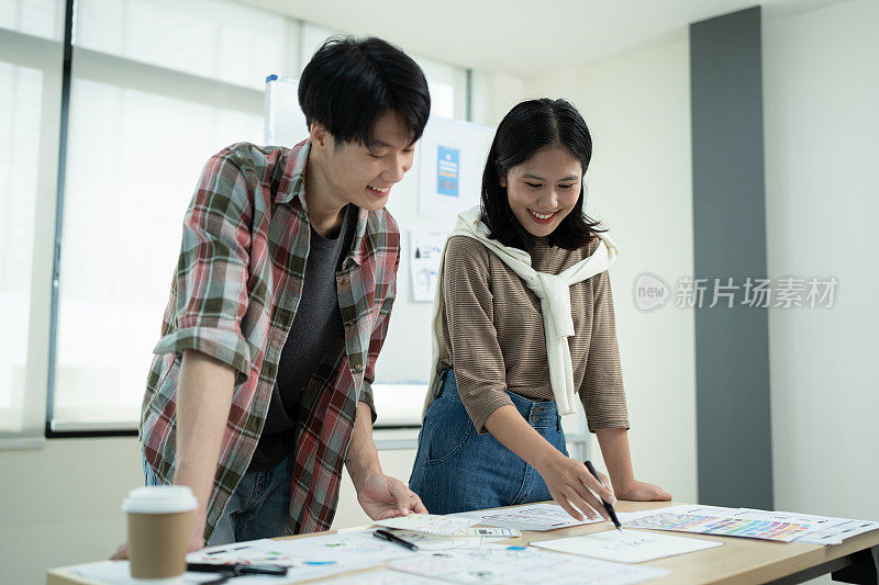 亚洲创意团队编程设计师参与UX UI设计的各个阶段。